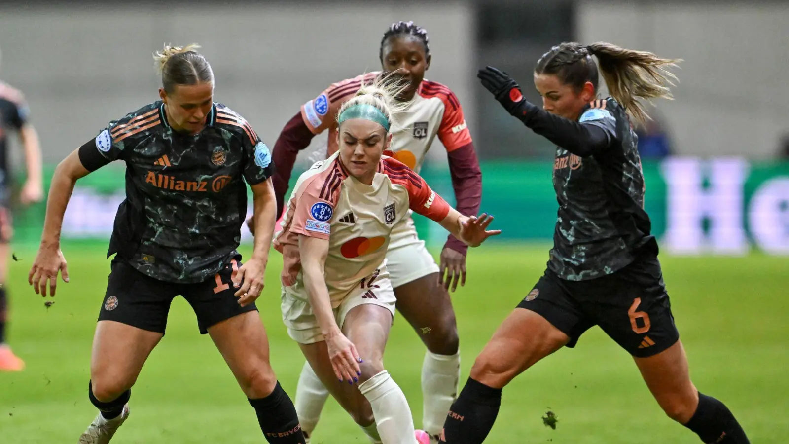 Duell bei der vergangenen Ausgabe der Champions League: Bayern München - Olympique Lyon. (Foto: Peter Kneffel/dpa)