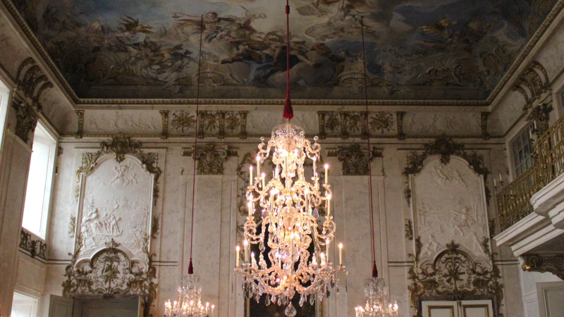 Bis Oktober können Interessierte über die Sonderausstellung in der Ansbacher Residenz den Carlone-Saal mit seinem Deckenfresko besichtigen. (Foto: Constantin Prosch)