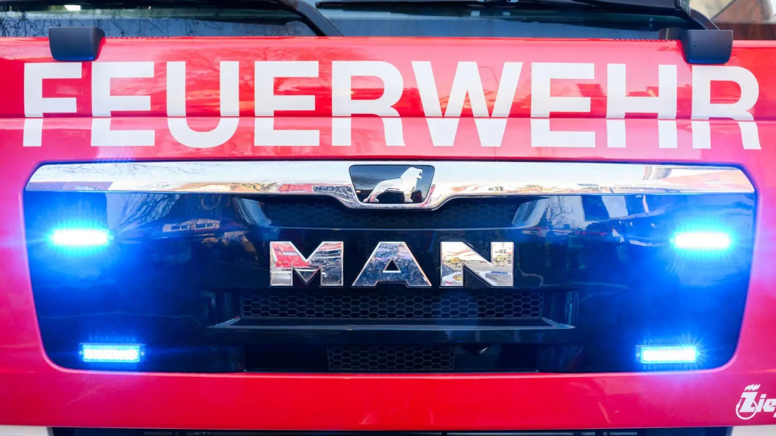 Die Feuerwehr ist im Einsatz, um den Brand zu löschen. (Symbolbild) (Foto: Julian Stratenschulte/dpa)