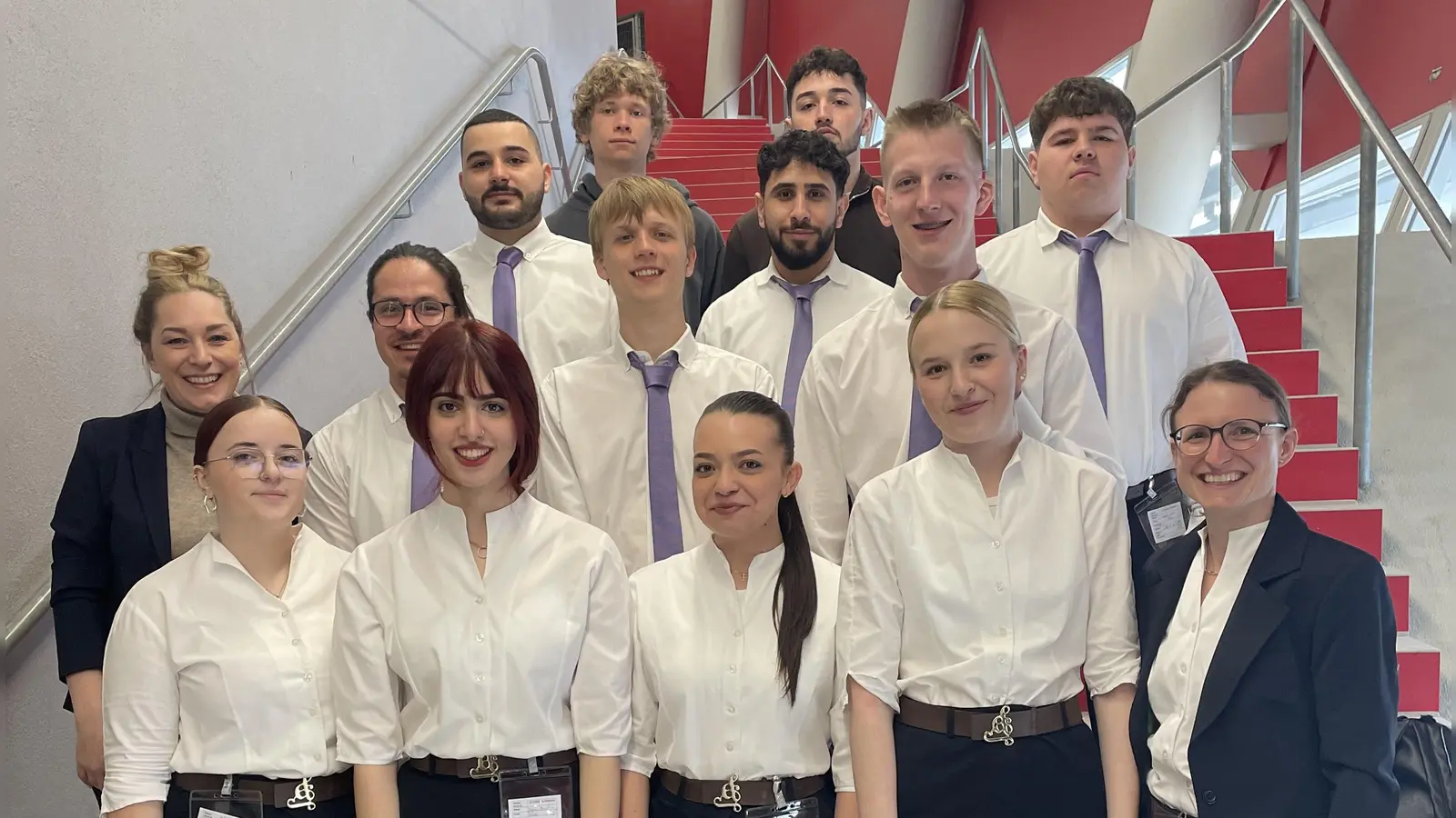 Sie versorgen die prominenten Gäste bei den Fußballspielen in München: Schülerinnen und Schüler des Beruflichen Schulzentrums in Ansbach sind auch diesen Samstag wieder im Einsatz. (Selbstauslöser: Elke Federhofer)