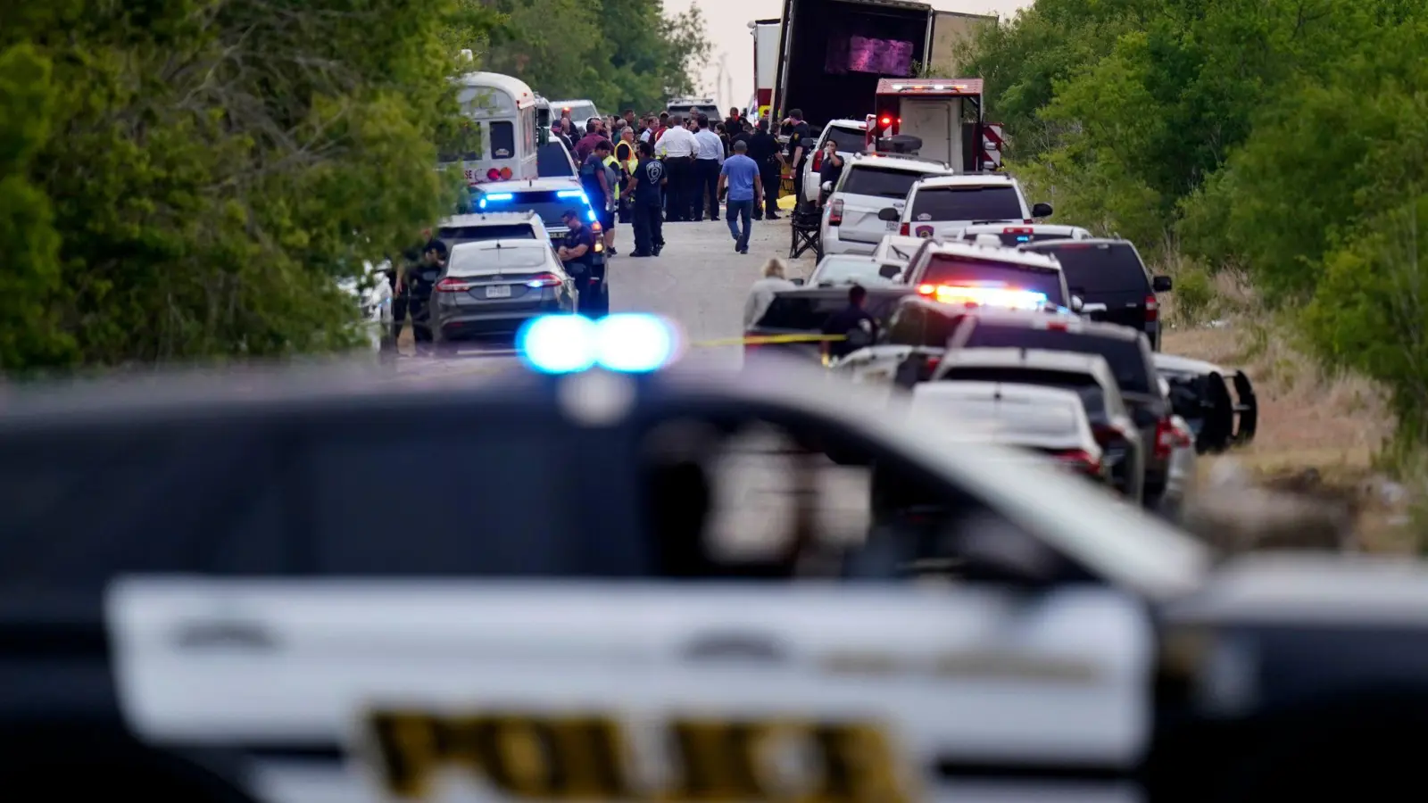 Die Polizei sperrt den Schauplatz ab, an dem ein Lkw-Anhänger mit Dutzenden Leichen entdeckt wurde. (Foto: Eric Gay/AP/dpa)