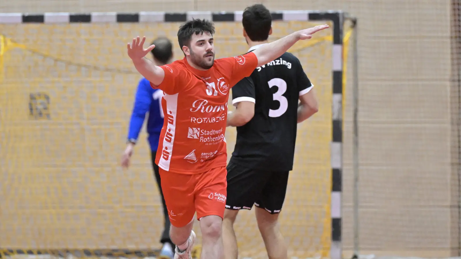 Szrgyan Ilicsin jubelt hier über ein Tor gegen den SV Anzing, zuletzt bei der hohen Niederlage gegen Bayreuth war er Rothenburgs bester Werfer mit sechs Toren. (Foto: Martin Rügner)