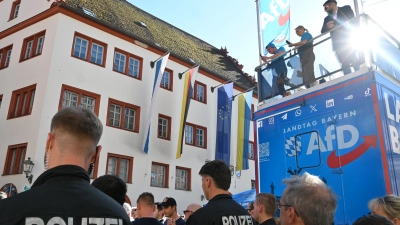 Die AfD hat sich mit einem Infotruck am Martin-Luther-Platz aufgestellt. Die Polizei hat die Situation im Blick. (Foto: Anna Beigel)