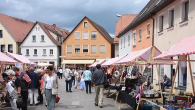 Bunte Marktstände in der Altstadt: 2018 lud diese Kulisse zum letzten Mal zum sonntäglichen Sommermarkt-Einkaufsbummel in Leutershausen ein. (Archivfoto: Ulrich Brühschwein)