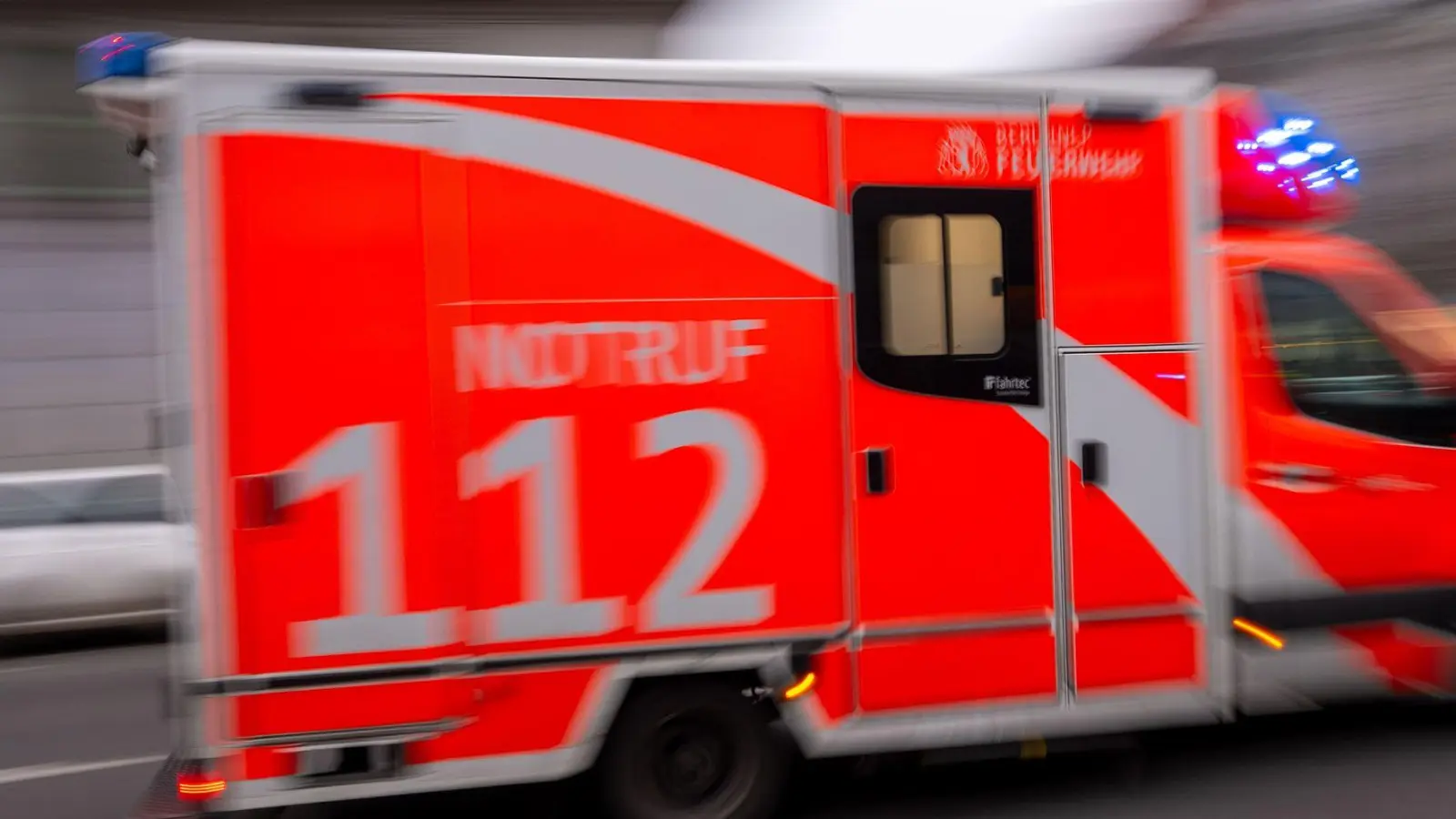 Für den Fahrer des Gabelstaplers kam jede Hilfe zu spät. (Symbolbild) (Foto: Monika Skolimowska/dpa)