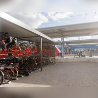 Für Fahrradfahrerinnen und Fahrradfahrer gibt es zahlreiche Abstellanlagen mit kurzen Wegen zu den Gleisen. (Foto: Evi Lemberger)