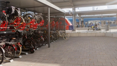 Für Fahrradfahrerinnen und Fahrradfahrer gibt es zahlreiche Abstellanlagen mit kurzen Wegen zu den Gleisen. (Foto: Evi Lemberger)