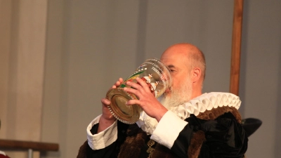 Das Sonntagsprogramm umfasst zwei Aufführungen des Festspiels im Kaisersaal des Rathauses. Das Foto zeigt Altbürgermeister Nusch beim Leeren des großen Glashumpens. (Foto: Jürgen Binder)