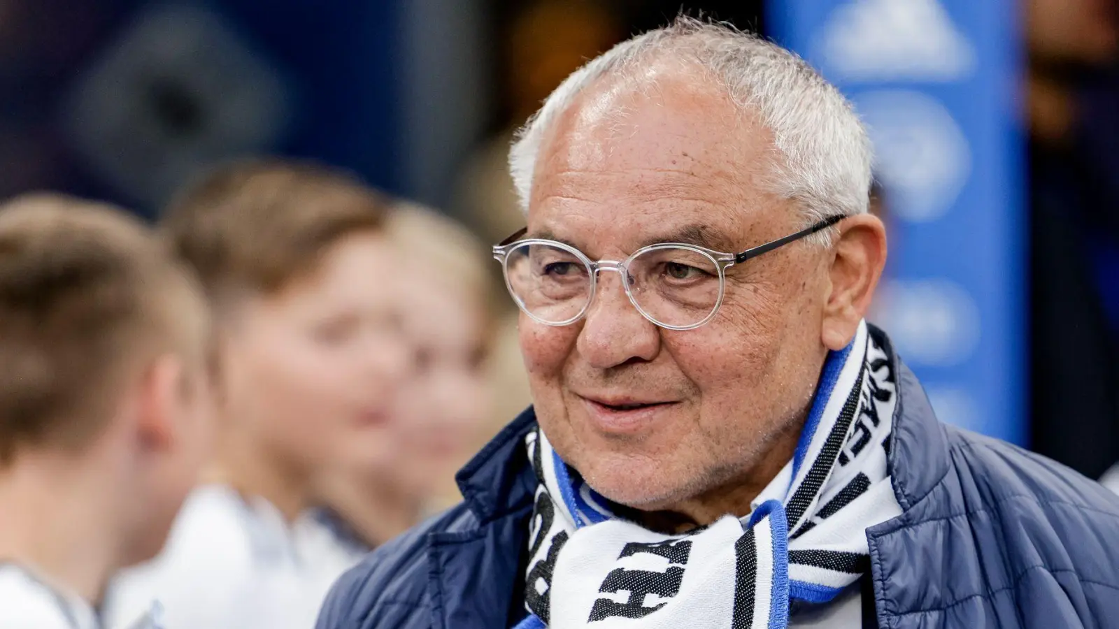 Mit HSV-Schal: Felix Magath.  (Foto: Axel Heimken/dpa)