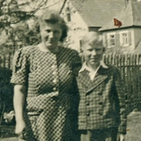 In der neuen Heimat angekommen. Adolf Schilling und seine Mutter Maria im Pflanzwasen in Markt Erlbach. Dort befand sich bis 1955 das „Übergangsdomizil” der Familie im „alten Schießhaus”.  (Foto: Privatarchiv Adolf Schilling)