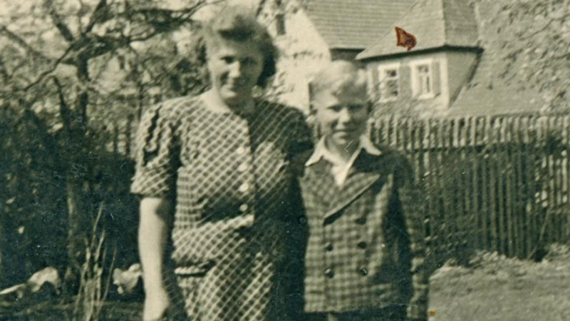 In der neuen Heimat angekommen. Adolf Schilling und seine Mutter Maria im Pflanzwasen in Markt Erlbach. Dort befand sich bis 1955 das „Übergangsdomizil” der Familie im „alten Schießhaus”.  (Foto: Privatarchiv Adolf Schilling)
