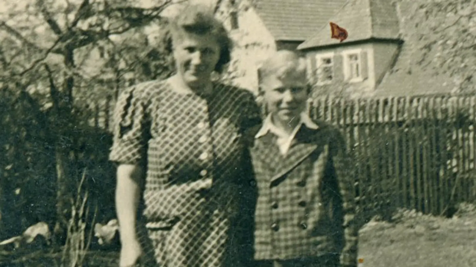 In der neuen Heimat angekommen. Adolf Schilling und seine Mutter Maria im Pflanzwasen in Markt Erlbach. Dort befand sich bis 1955 das „Übergangsdomizil” der Familie im „alten Schießhaus”.  (Foto: Privatarchiv Adolf Schilling)