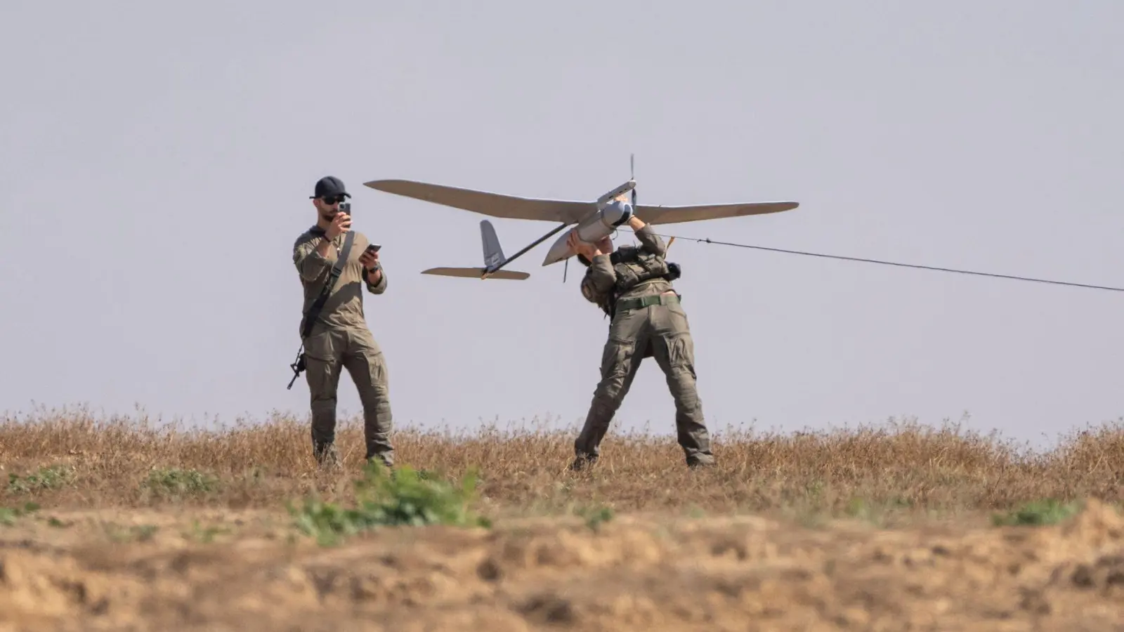 Wie irritierend das ständige Surren der Drohnen sein kann, hat der Leiter der Diakonie Katastrophenhilfe, Martin Keßler, im palästinensischen Gazastreifen erlebt. (Symbolbild) (Foto: Ohad Zwigenberg/AP/dpa)