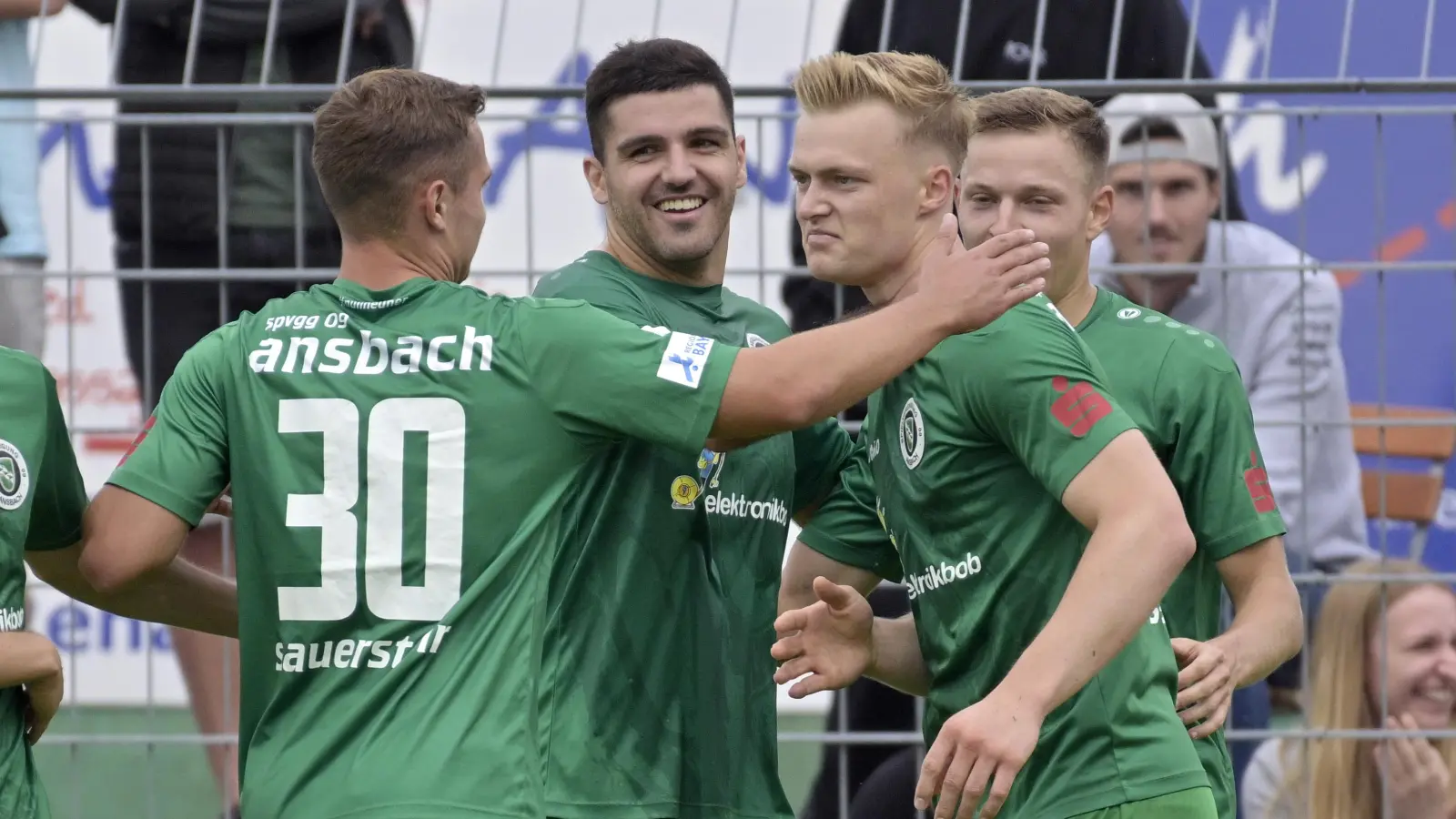 Gut gemacht: Jonas Sauerstein, Michael Kleinschrodt, Niklas Seefried und Riko Manz (von links) feiern das Tor, das zum Heimsieg über den FC Augsburg II führte. (Foto: Martin Rügner)