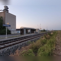 Der Bahnsteig in Dietersheim könnte vielleicht bald auf die andere Seite der Schienen verlegt werden. (Foto: Nina Daebel)