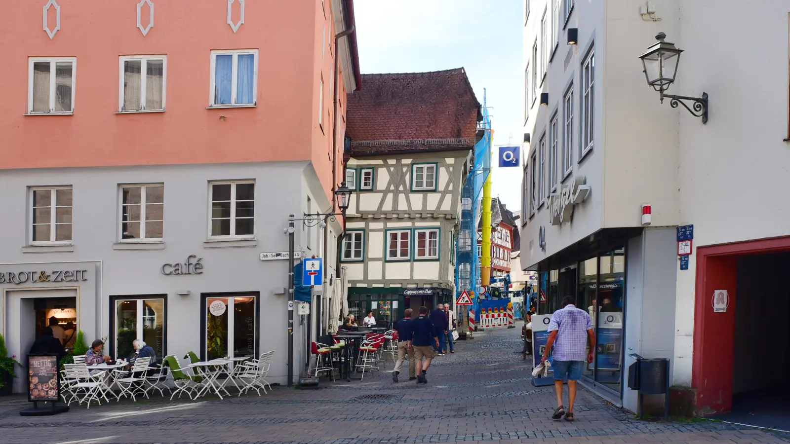Cafés und Eisdielen statt Parkplätzen: Für die meisten Ansbacher ist die Fußgängerzone inzwischen eine Selbstverständlichkeit. (Foto: Irmeli Pohl)