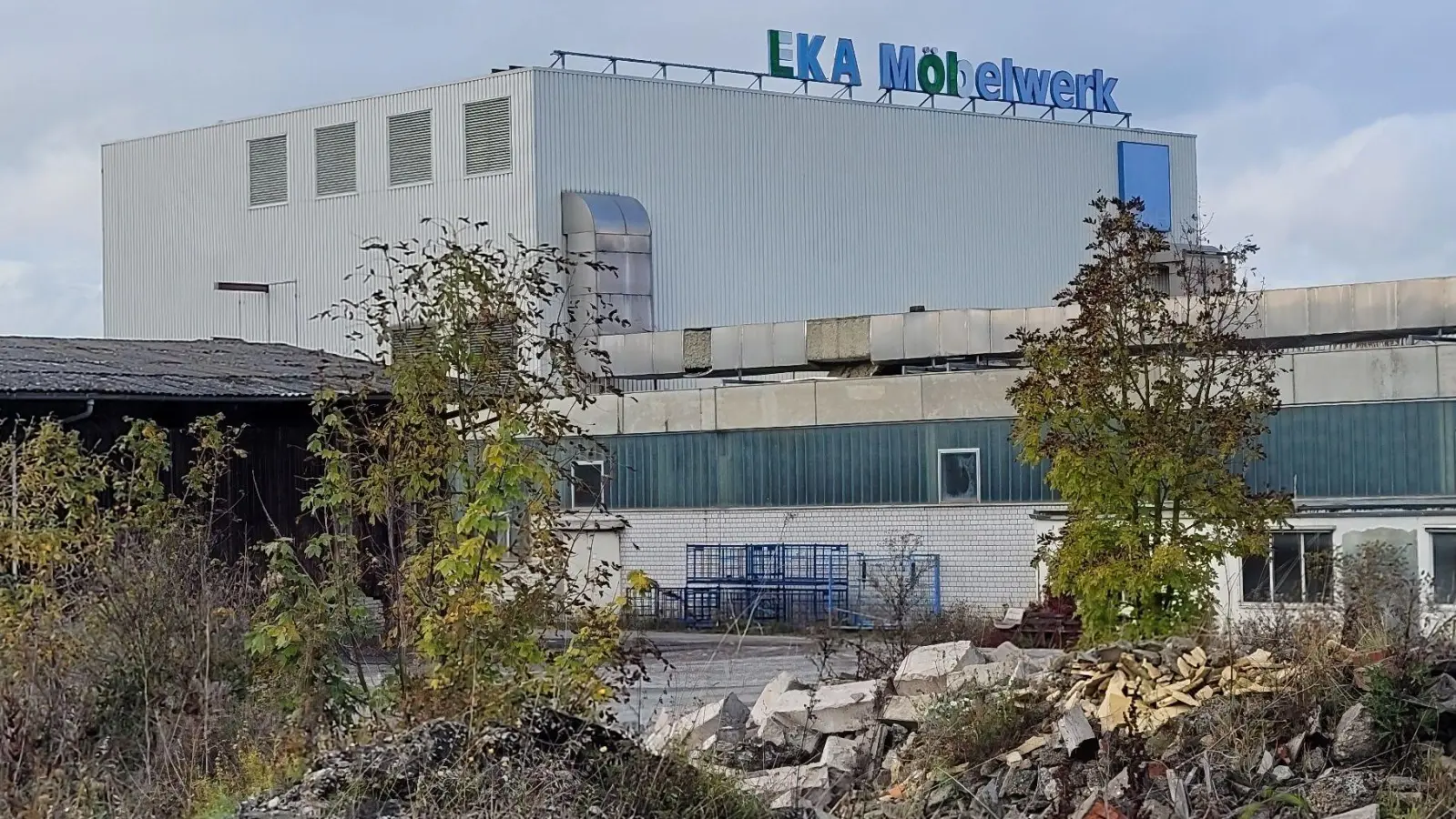 Das ehemalige EKA-Möbelwerk ist in Besitz des Immobilienhändlers Thomas Sommer. Der will den Landkreis nicht so einfach aus dem Vertrag wegen des Containerdorfs für Geflüchtete herauslassen. (Archivbild: Nina Daebel)