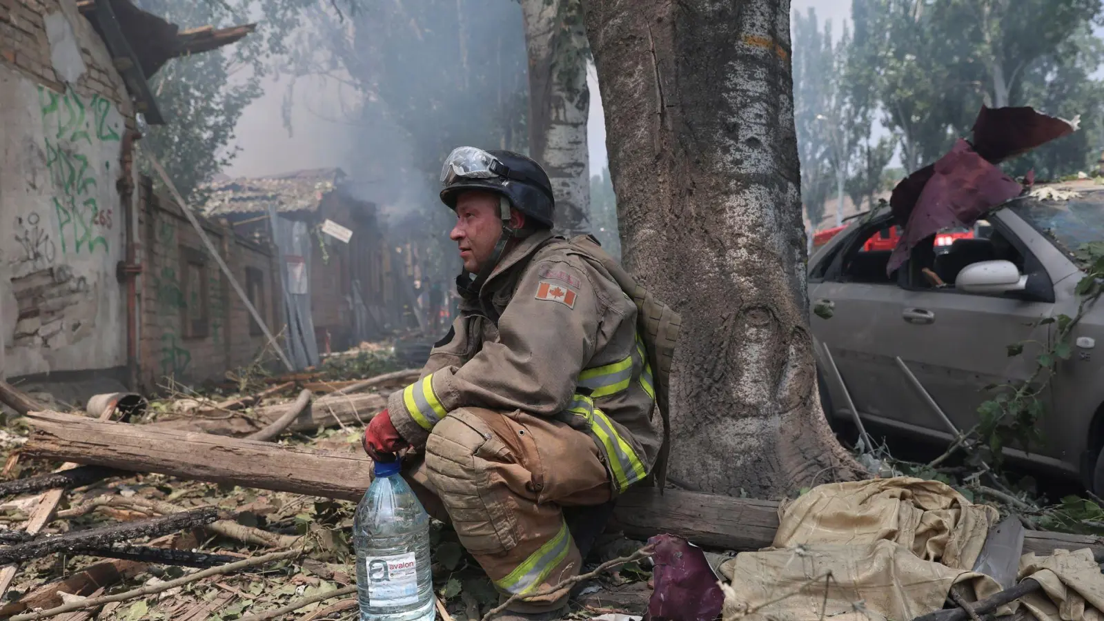 Während über ein mögliches Ende im Ukraine-Krieg geredet wird, greift Russland weiterhin ukrainische Städte mit Drohnen an. (Foto: Kateryna Klochko/AP/dpa)