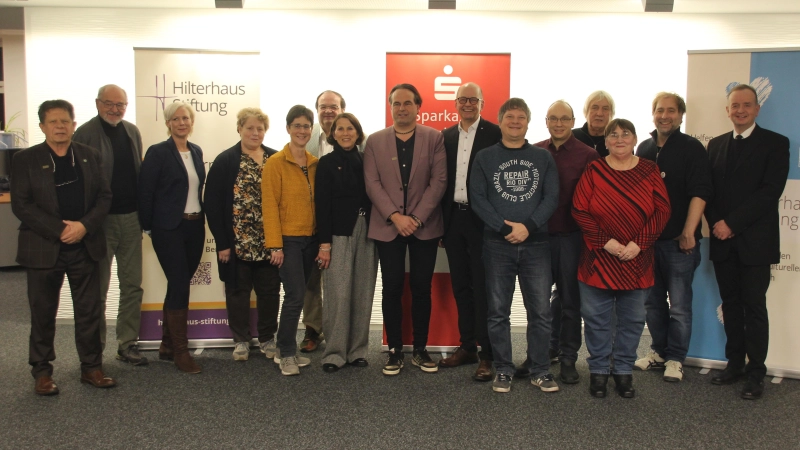 Die Hilterhaus-Stiftung hat mehrere Organisationen mit Spenden bedacht. In der Mitte steht Sparkassen-Vorstandsvorsitzender Werner Frieß, der nun auch den Vorsitz des Stiftungsrates übernommen hat. Unter die Empfänger haben sich mehrere Vertreter der Stiftung sowie Oberbürgermeister Thomas Deffner gemischt. (Foto: Robert Maurer)