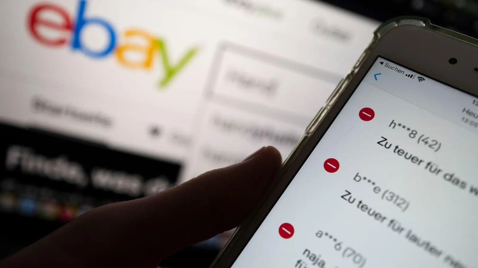Auf einem Smartphone in der Ebay-App werden negative Bewertungen eines Verkäufers angezeigt. (Foto: Monika Skolimowska/dpa/Illustration)