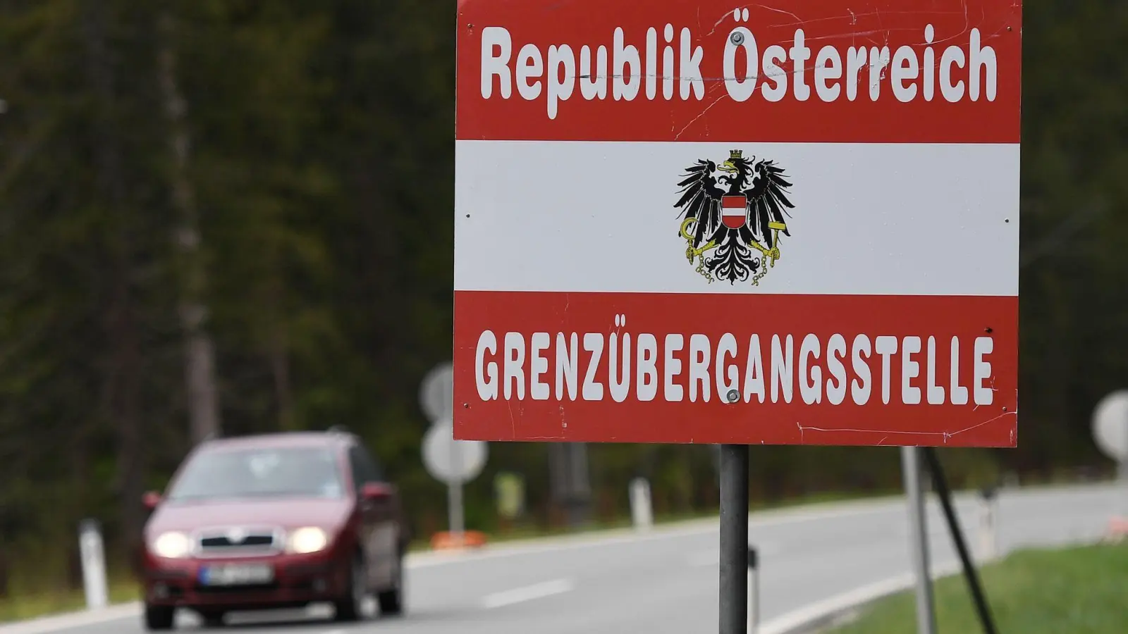 Für Geschwindigkeitsüberschreitungen und Parkverstöße drohen in Österreich hohe Bußgelder, und eine Vignette ist meist Pflicht. Autofahrer sollten sich gut informieren, um teure Überraschungen zu vermeiden. (zu dpa: «Pickerl in Österreich 2027 Geschichte - was man wissen muss») (Foto: Angelika Warmuth)
