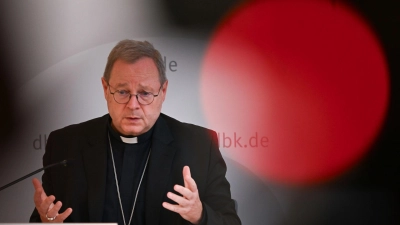 Der Vorsitzende der Deutschen Bischofskonferenz, Georg Bätzing, äußert sich zum Abschluss der Herbstvollversammlung in Wiesbaden. (Foto: Arne Dedert/dpa)