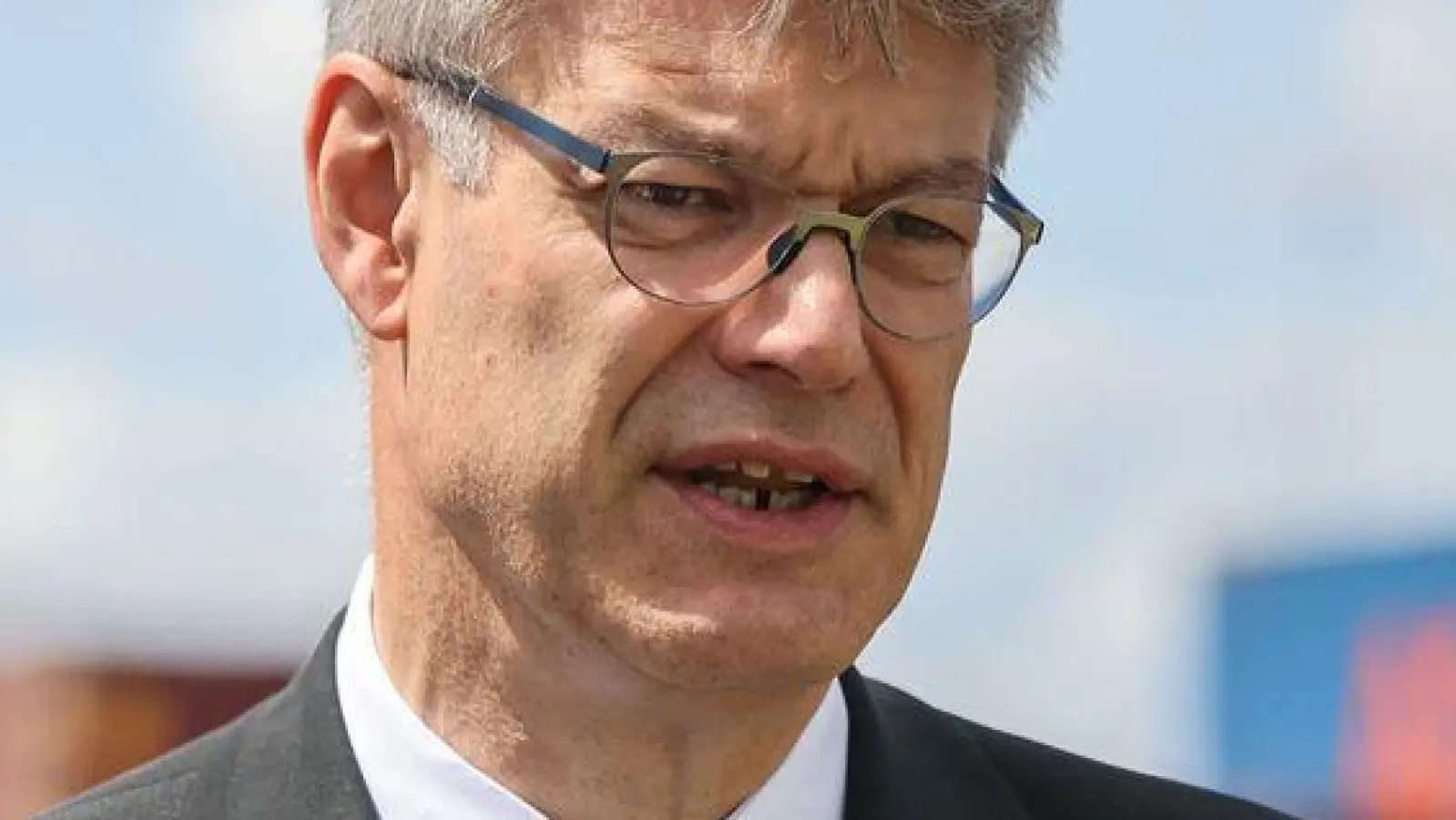 Die Bundesregierung will in den kommenden vier Jahren mit 400 Millionen Euro aus dem Klimafonds den klimafreundlichen Umbau von Häfen und Schiffen fördern, sagt Bundesverkehrsminister Patrick Schnieder (CDU). (Foto: Oliver Berg/dpa)