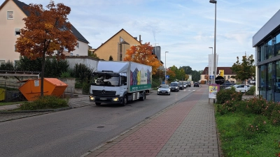 Durch ein Tempo-30-Limit wollen die Grünen die Sicherheit in der Louis-Schmetzer-Straße erhöhen. Zunächst wird jetzt aber ein Verkehrssmiley aufgestellt, um die Geschwindigkeiten zu messen. (Foto: Florian Schwab)