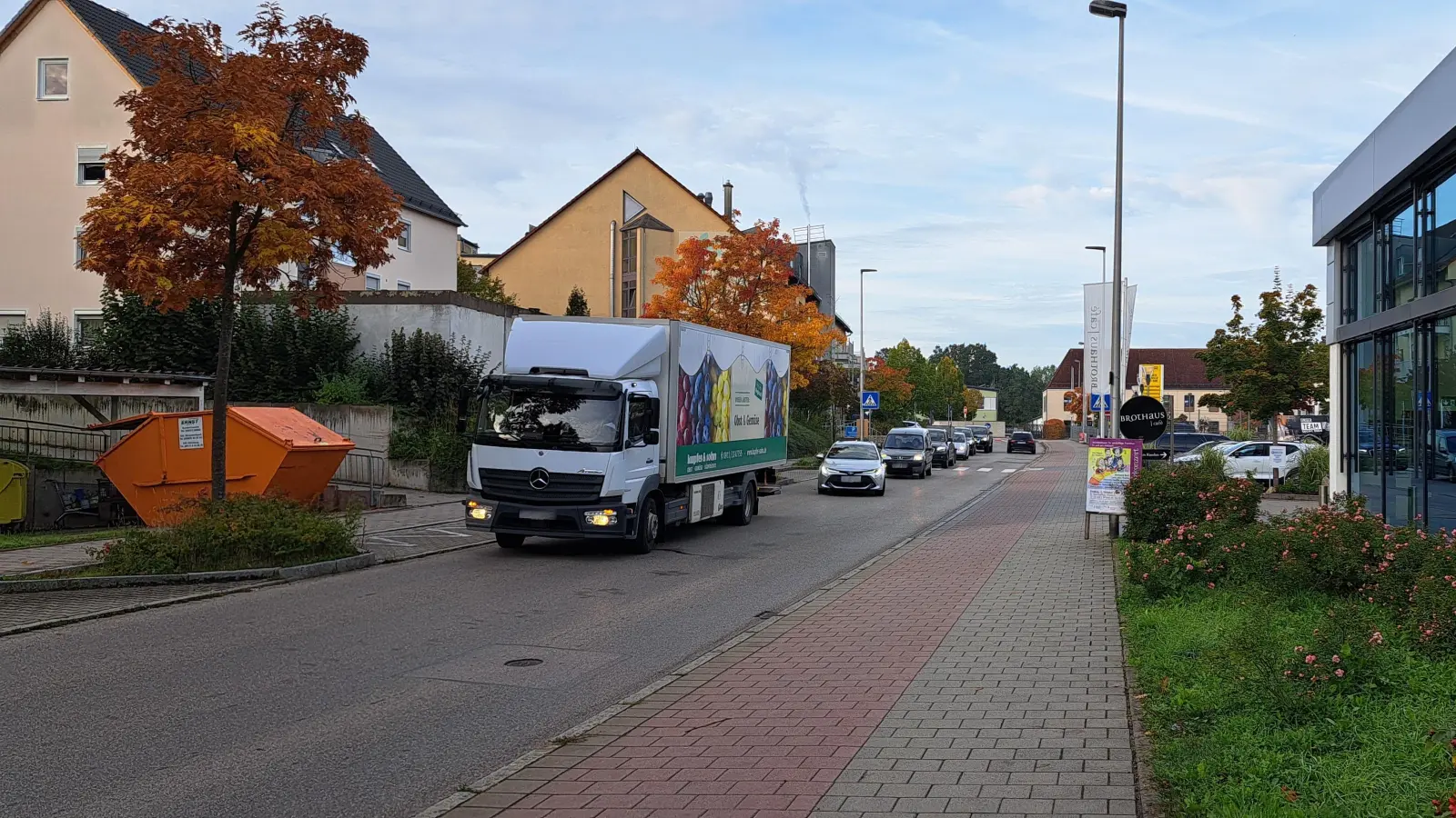 Durch ein Tempo-30-Limit wollen die Grünen die Sicherheit in der Louis-Schmetzer-Straße erhöhen. Zunächst wird jetzt aber ein Verkehrssmiley aufgestellt, um die Geschwindigkeiten zu messen. (Foto: Florian Schwab)