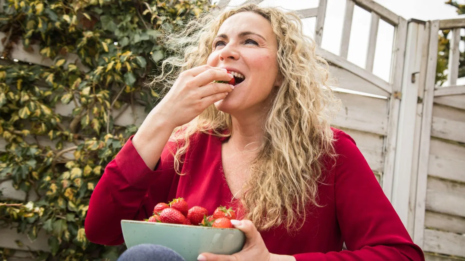 Wer das ganze Aroma der Erdbeeren genießen möchte, sollte sie so schnell wie möglich nach der Ernte essen. (Foto: Christin Klose/dpa-tmn)