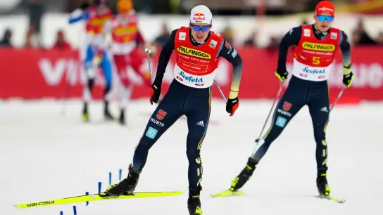 Vinzenz Geiger (l) und Julian Schmid siegten gemeinsam im Teamsprint beim Weltcup in Lahti. (Foto: Georg Hochmuth/APA/dpa)