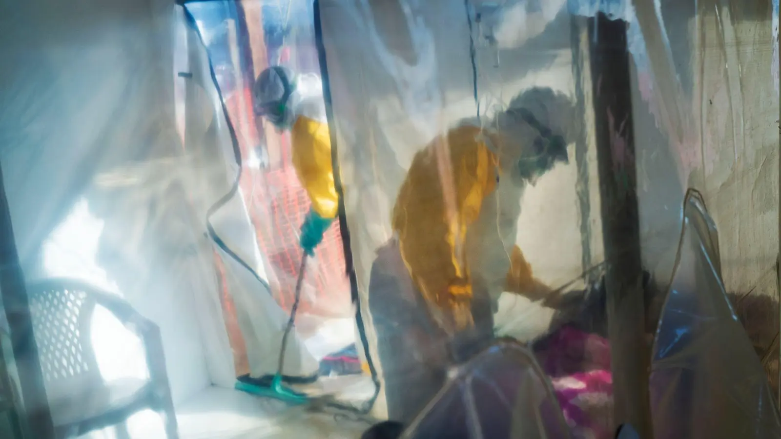 Vor einigen Jahren kam es durch einen Ebola-Ausbruch in Westafrika zu vielen Todesfällen. Das Virus kann nach Angaben des Robert Koch-Instituts (RKI) beim Kontakt mit bestimmten Tieren oder Tierprodukten auf Menschen übertragen werden. (Foto: Jerome Delay/ap/dpa)
