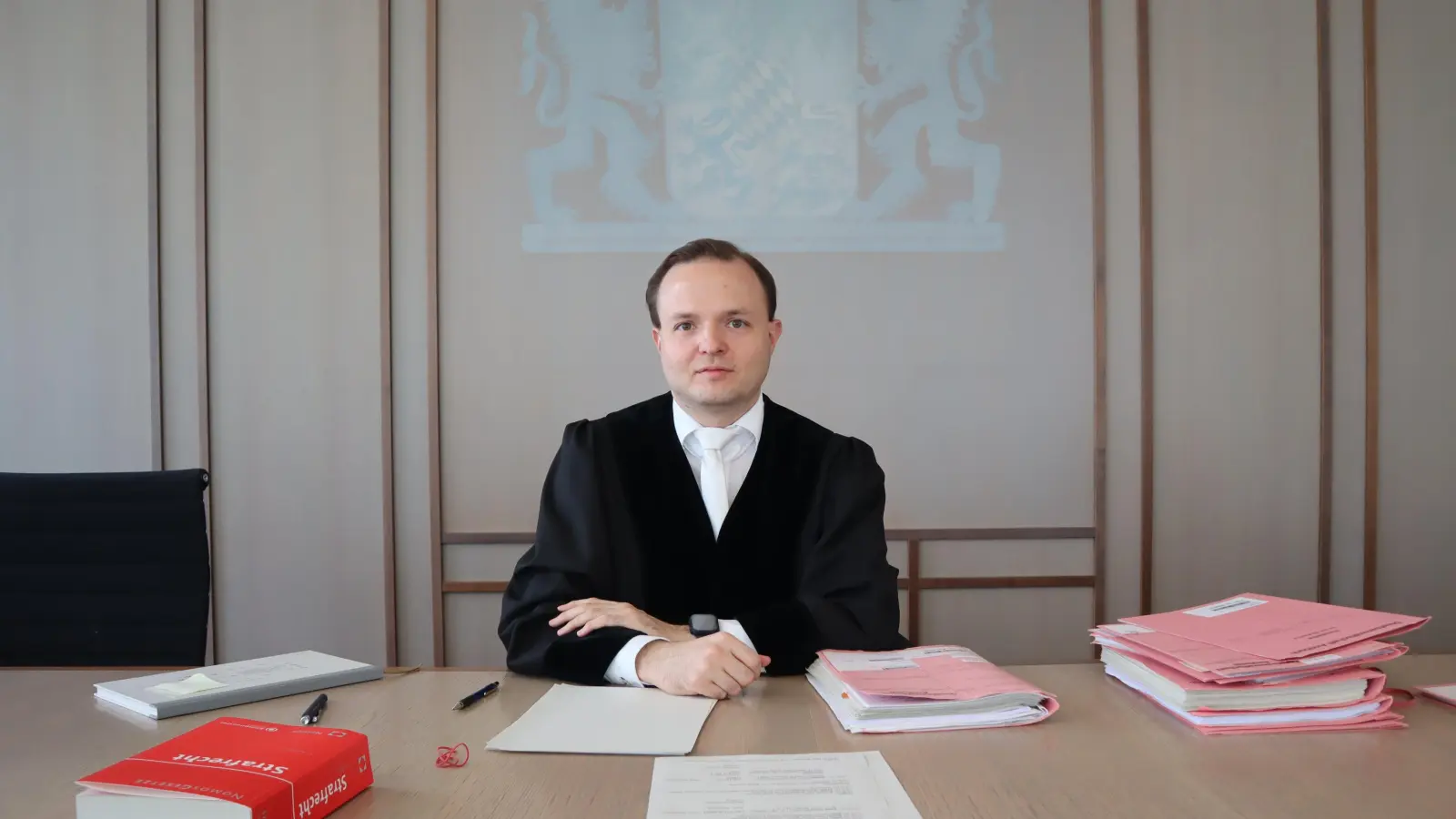 Amtsrichter Christian Winkelmann entscheidet zusammen mit zwei Schöffen über den Fall der schweren Körperverletzung. (Foto: Gudrun Bayer)