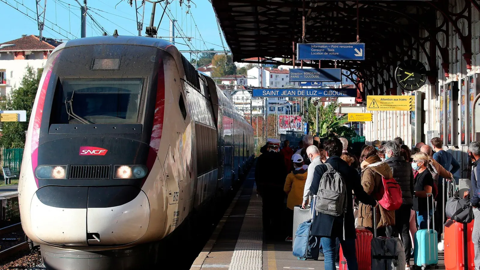 Ein landesweiter Warnstreik in Frankreich könnte an diesem Mittwoch (6. Juli) den Bahnverkehr behindern. Im TGV-Verkehr innerhalb Frankreichs werden einige Ausfälle erwartet, am stärksten betroffen sein werden IC-Verbindungen und der Regionalverkehr. (Foto: Bob Edme/AP/dpa/Archiv)