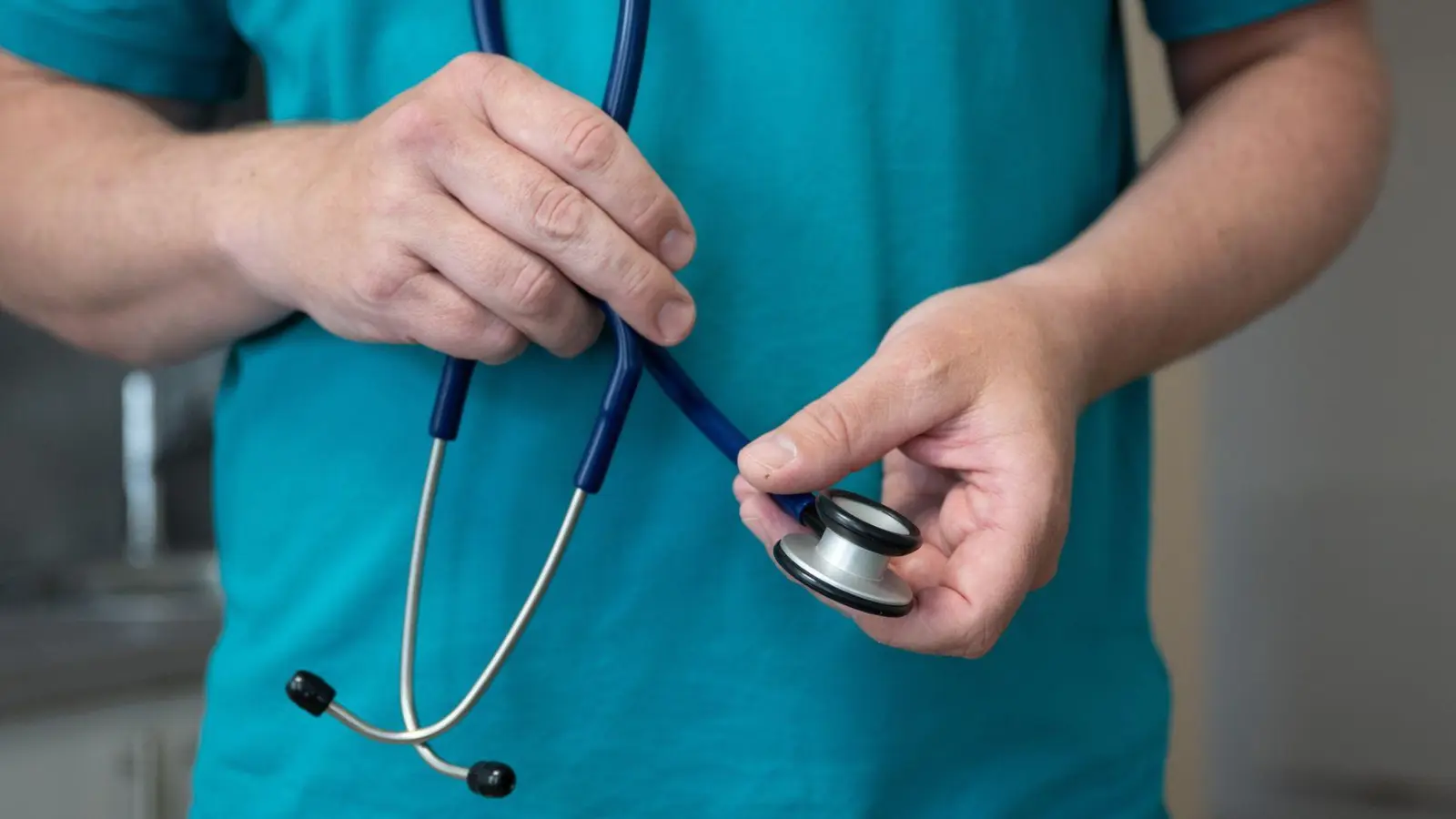 Das Sparpaket soll die gesetzlichen Krankenkassen 2027 um 16,3 Milliarden Euro entlasten - auch bei den Arztpraxen soll gekürzt werden. (Symbolbild) (Foto: Sebastian Kahnert/dpa)