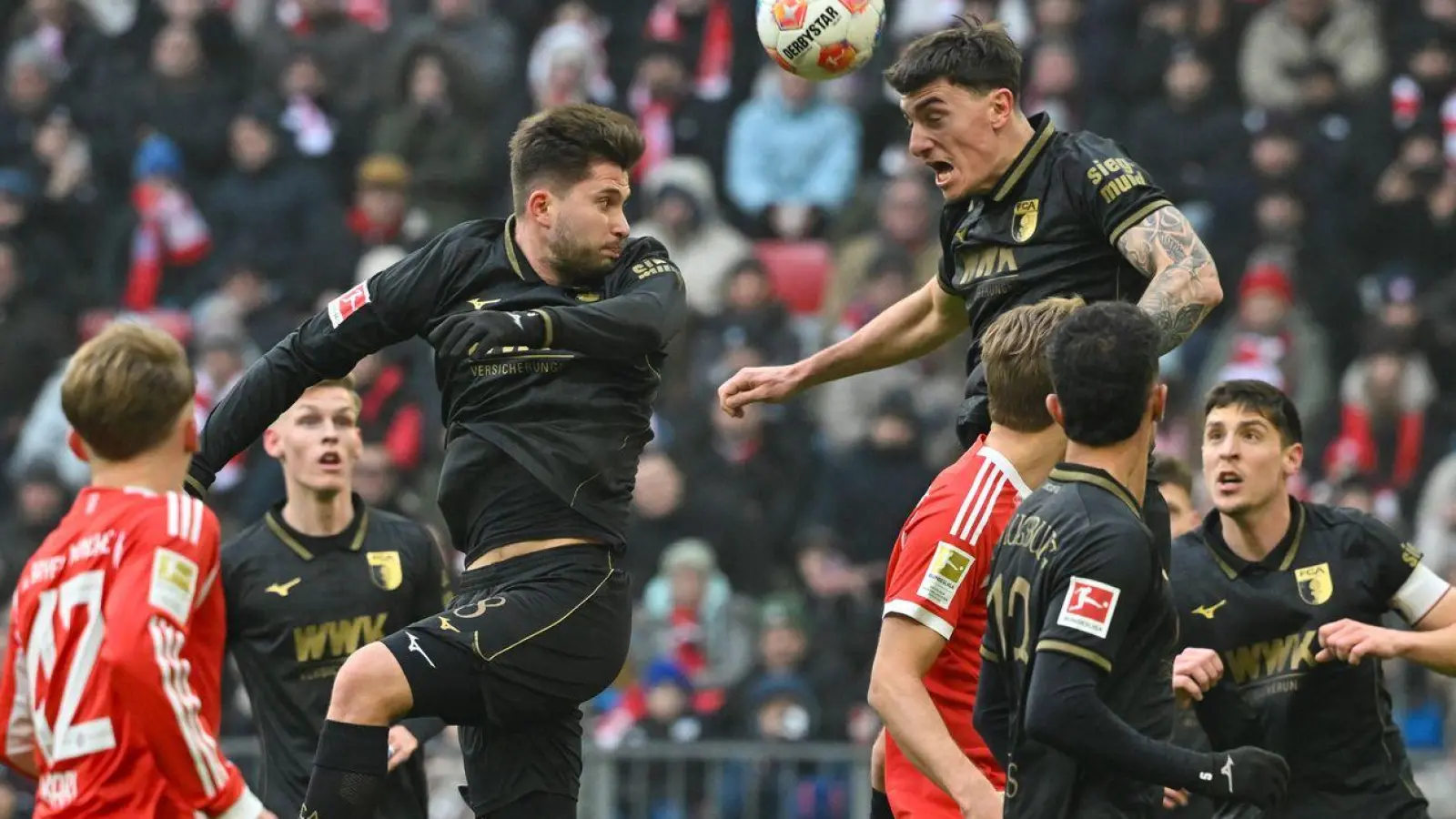 Die Augsburger waren gegen die Bayern immer auf Ballhöhe. (Foto: Peter Kneffel/dpa)