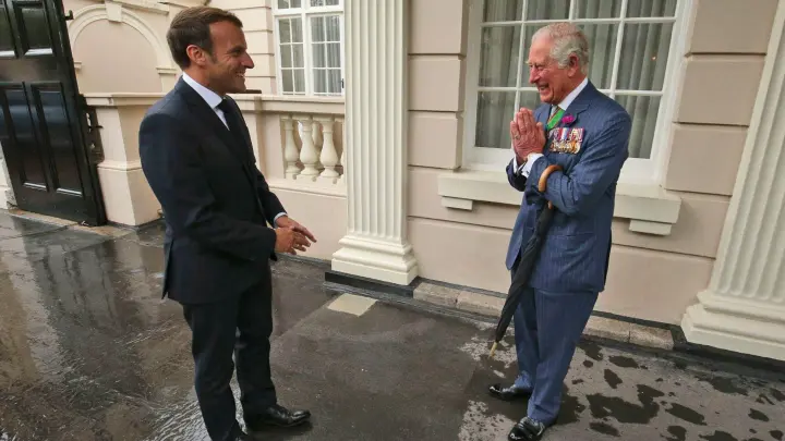 Der damalige britische Prinz Charles (r) 2020 mit Präsident Emmanuel Macron in London. (Foto: Jonathan Brady/PA Pool/AP)