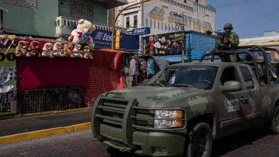 Schwer bewaffnete Soldaten patrouillieren in Veracruz - Mexiko erlebt derzeit eine Spirale der Gewalt. Im Westen des Landes starben zuletzt der Bürgermeister und 17 weitere Menschen. (Foto: Felix Marquez/dpa)