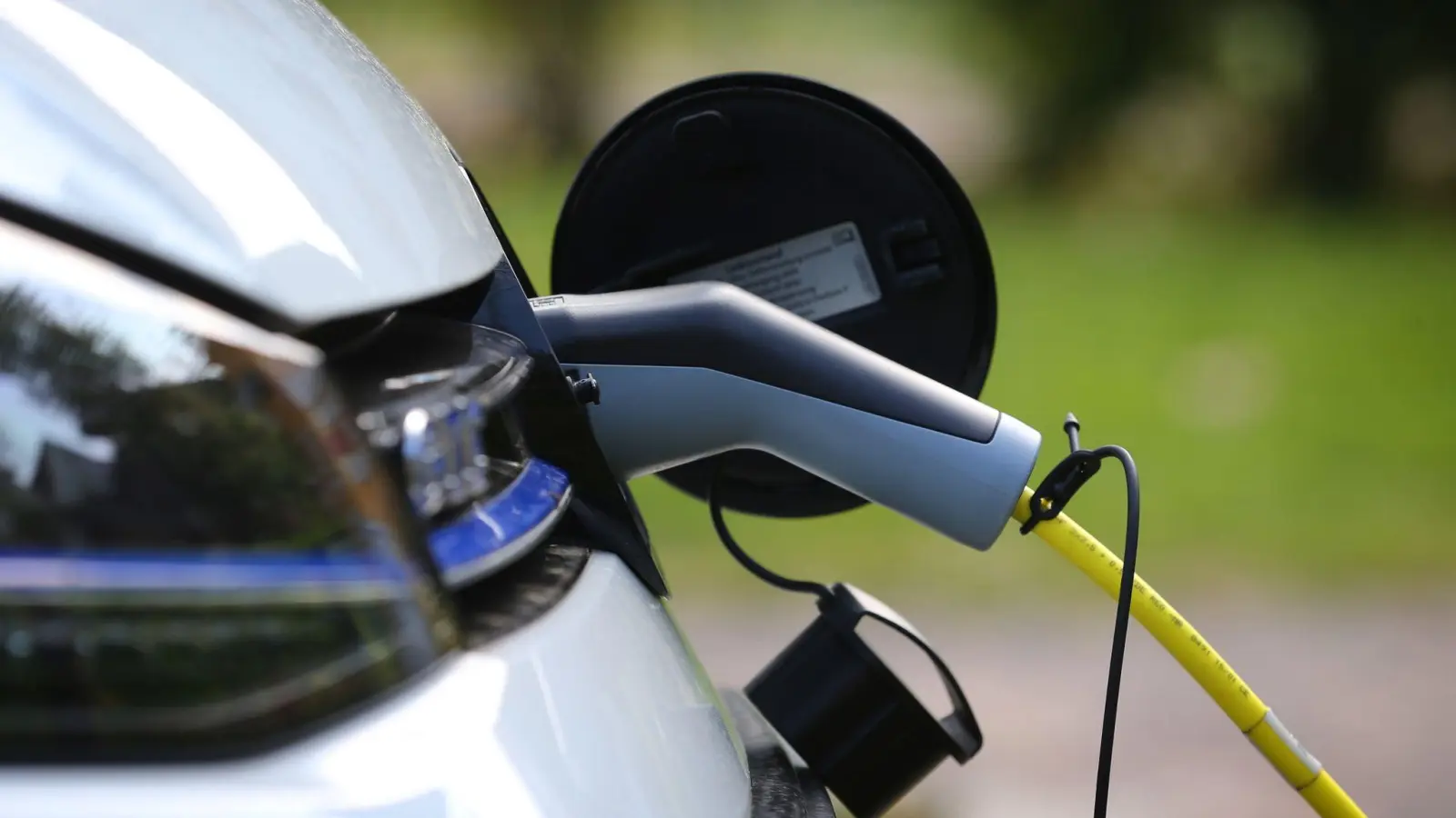 Energie tanken: Wer beim Laden ein paar Tipps beachtet, kann den Akku seines E-Autos schonen. (Foto: Karl-Josef Hildenbrand/dpa/dpa-tmn)