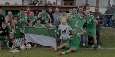 Gefeiert wurde beim FC/DJK Burgoberbach am Wochenende gleichzweimal. Hier versammelt sich das Team, verstärkt mit dem bekannt großen Fußballer Homer Simpson, nach dem Heimsieg über Steinachgrund am Samstag. Als am Sonntag dann den Titel feststand, ging es erst richtig los mit den Feierlichkeiten. (Foto: Thomas Appel)