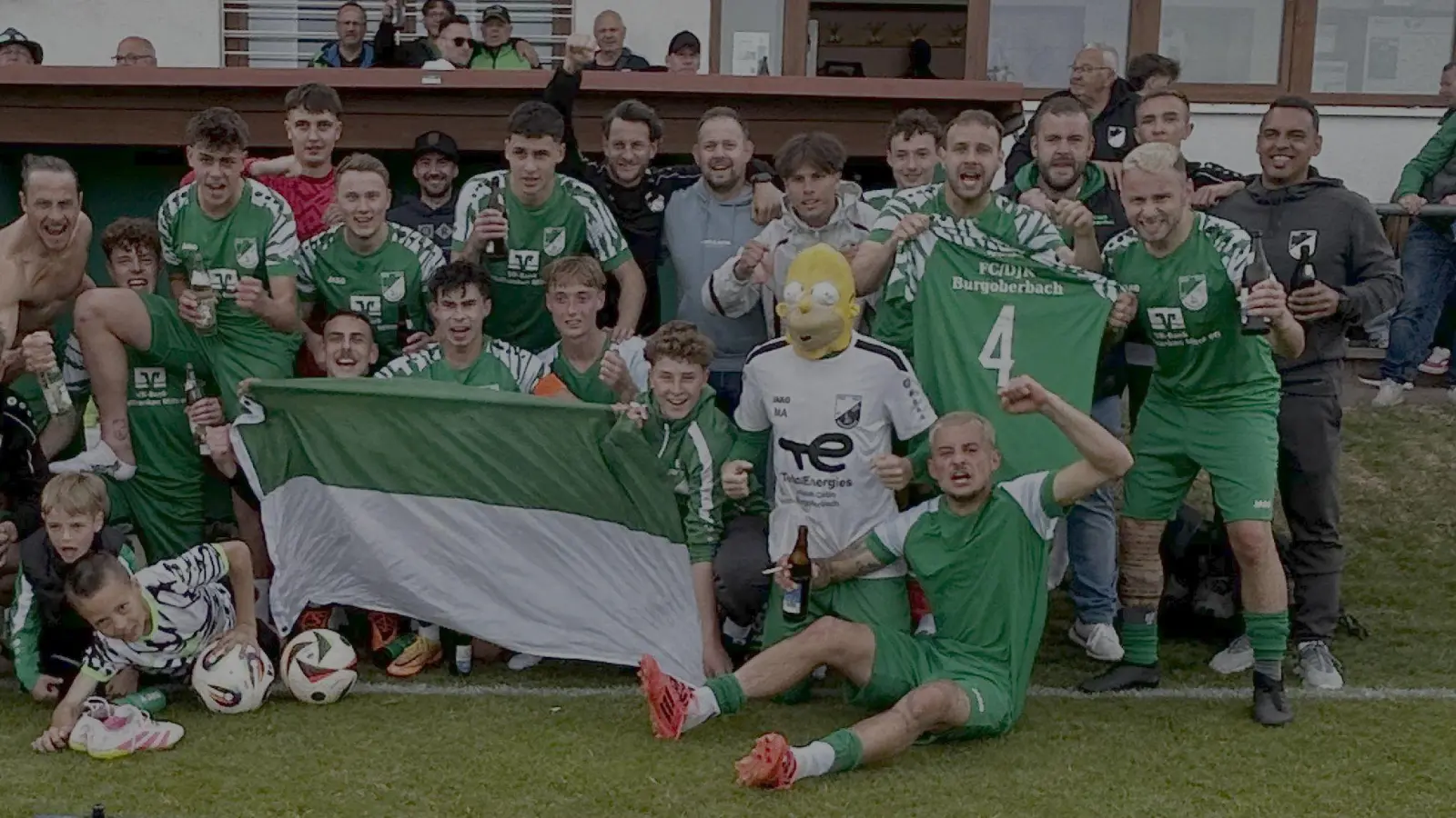 Gefeiert wurde beim FC/DJK Burgoberbach am Wochenende gleichzweimal. Hier versammelt sich das Team, verstärkt mit dem bekannt großen Fußballer Homer Simpson, nach dem Heimsieg über Steinachgrund am Samstag. Als am Sonntag dann den Titel feststand, ging es erst richtig los mit den Feierlichkeiten. (Foto: Thomas Appel)