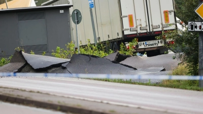 Nach einem Erdrutsch ist die Autobahn E6 bei Stenungsund in beiden Richtungen gesperrt ist. (Foto: Adam Ihse/TT News Agency/AP/dpa)