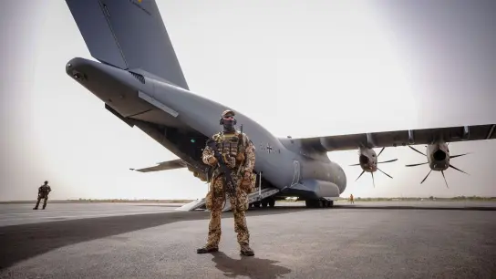 Die Bundeswehr hat 60 Soldaten von einem Logistik-Stützpunkt am Flughafen der malischen Hauptstadt Bamako abgezogen und ist damit einer Aufforderung der malischen Regierung nachgekommen. (Foto: Kay Nietfeld/dpa)