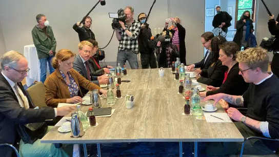 Die Vertreter der CDU sowie der Grünen sitzen bei den Sondierungsgesprächen zur Bildung einer neuen Regierung in Schleswig-Holstein. (Foto: Wolfgang Schmidt/dpa-Zentralbild/dpa)