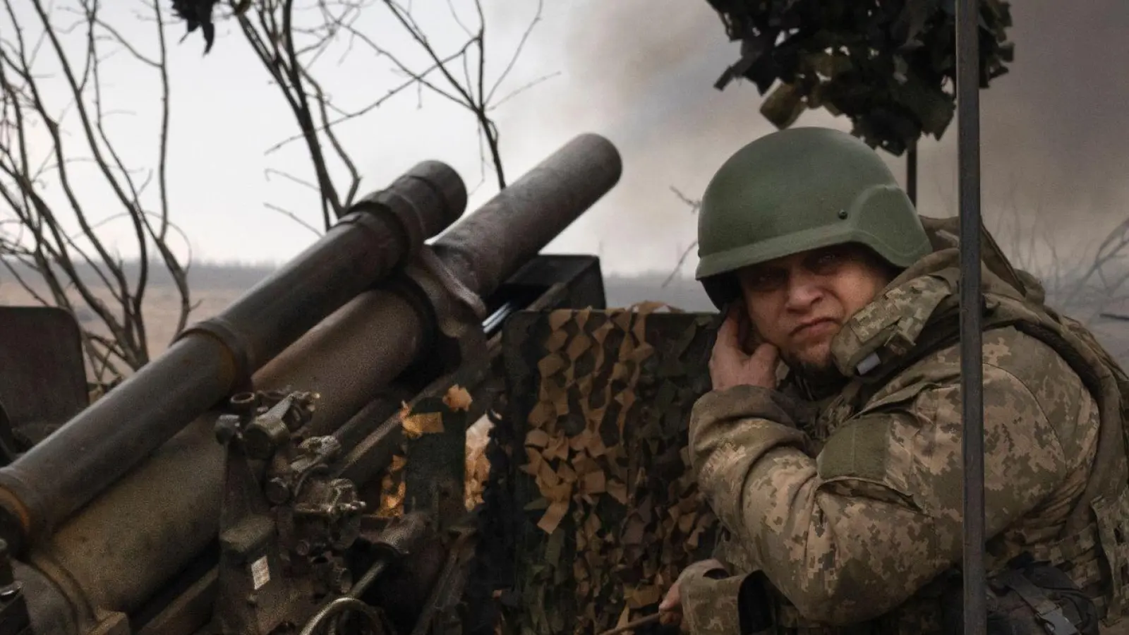 Ukrainische Soldaten der 71. Jägerbrigade feuern eine Haubitze M101 auf russische Stellungen an der Frontlinie bei Awdijiwka ab. (Foto: Efrem Lukatsky/AP/dpa)