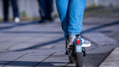 Neue E-Scooter sollen ab dem Jahr 2027 verpflichtend mit Blinkern ausgerüstet sein. (Foto: Jens Büttner/dpa)
