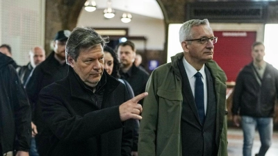 Vizekanzler Robert Habeck zusammen mit dem deutschen Botschafter Martin Jäger bei seiner Ankunft in Kiew. (Foto: Kay Nietfeld/dpa)