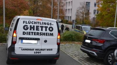 Fahrzeuge mit dieser Aufschrift fuhren vors Landratsamt in Neustadt. Die Polizei suchte das Gespräch und kontrollierte Personen. (Foto: Johannes Zimmermann)