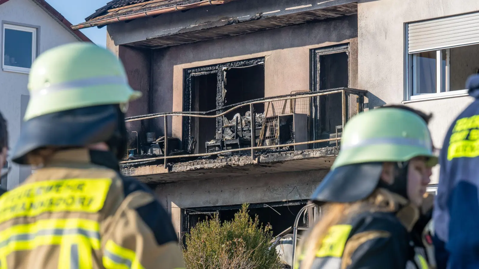 Beim Eintreffen der Feuerwehr waren einige Bewohner schon ins Freie geflüchtet. (Foto: Armin Weigel/dpa)
