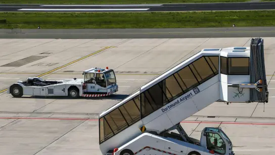 Am Flughafen Dortmund ist ein international gesuchter Mann gefasst worden, der einen anderen erstochen haben soll (Symbolbild). (Foto: Stephan Schütze/dpa)